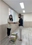 부평6동 개방형경로당 동네가 행복한 책방 북 카페에  기증도서 전달 받아