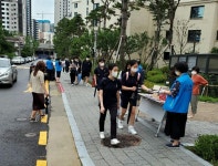 과천시 중앙동 주민자치위원회, 관내 고3학생들에게 마스크, 마스크걸이 450매 배부