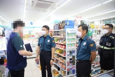 안산상록경찰서, 메신저 피싱 범죄 피해 막은 편의점 점주에게 감사장 전달