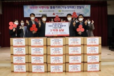 ㈜명도 에프씨, 하안노인종합복지관에 의류 기탁