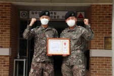 주저없이 까만 연기 속으로 … 잠든 할머니·아이 구해낸 연천 군간부 표창