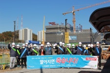 튼튼한 발판 ·난간…건설현장 사고 막아요