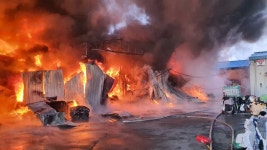 [종합] 고양 설문동 가구공장 화재...1시간여만에 큰 불 잡아