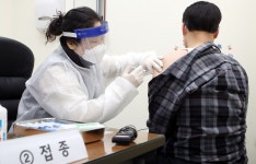 코로나19 백신접종 시작…부평구보건소 첫 접종자