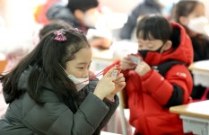 [경기 새학기 첫날] 깔깔대는 아이, 쭈뼛 거리는 아이…띄어 앉아도 설렌 얼굴