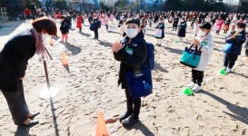 학교 오니까 행복해요 생애 첫 등교 웃음꽃 활짝