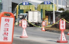 밀폐공간 다닥다닥 작업, 마스크·소독 소용없었다…안성 도드람 50명 확진