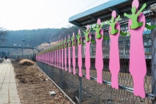 코로나지만 괜찮아…안산 반월역 위로 건네다