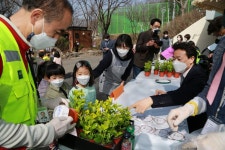 과천시 문원행복마을관리소, 반려식물 나눔행사 진행