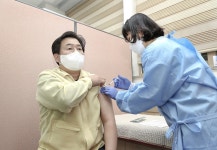 임병택 시흥시장, 시흥보건소에서 코로나19 예방 백신 아스트라제네카(AZ) 접종