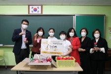 오산 운천초, 학생이 만든 카네이션 오산종합사회복지관에 전달