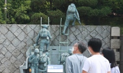 [포토] 6·25전쟁 71주년…인천상륙작전 새기는 시민들