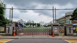 코로나19가 할퀸 초등학교…불안감 도는 지역사회