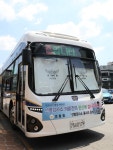 안양 선별검사소 정차한 경찰버스…폭염사투 의료진 휴식공간 활용