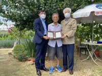 농협 군포시지부, 이해진 조합원에게 최고령 조합원 감사패 전달