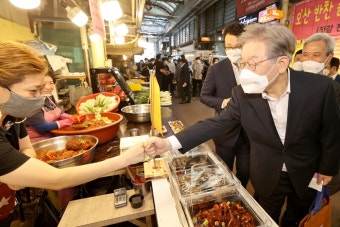 추석 맞아 오산 오색시장 방문한 이재명 경기지사