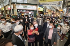 추석 맞아 오산 오색시장 방문한 이재명 경기지사