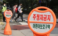 어린이보호구역 주·정차 금지 첫날, 학교 앞 꼬리문 깜빡이 차량 여전