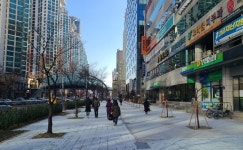 부천 신흥로 보도구간에 무장애 거리 조성