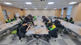 청소년 자원봉사단 누림도듬, 소외계층 청소년에게 독서대 전달