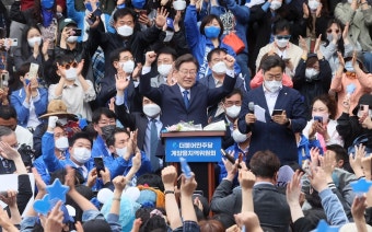 [포토] 환호에 화답하는 이재명