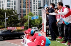 [포토] 영종주민에게 지지호소하는 유정복 인천시장 후보