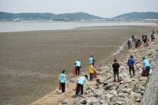 건보 인천경기지역본부, 화성 어촌마을과 클린 캠페인 펼쳐