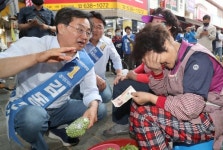 이천 관고전통시장 찾은 김동연 경기도지사 후보