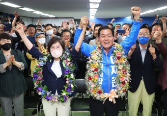 [포토] 더불어민주당 이재준, 수원시장 당선 확정