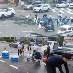 도로에 쏟아진 소주병, 치우려 너도나도 달려든 시민들