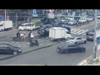 도로에 쏟아진 소주병, 치우려 너도나도 달려든 시민들