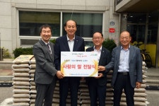 NH농협 동두천시지부가 관내 노인복지관에 쌀 100포대 기부