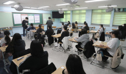 [2023 수능 인천·경기 시험장 풍경] 가족들 떨지 말고 잘 보고 와 포옹…시험장 분위기 차분