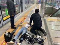 용인경전철 어정역 직원, 심폐소생술로 이용승객 살려