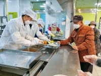 노인복지관 찾은 안산 단원구청장, 배식봉사