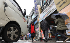 앞뒤로 車 불쑥 깜짝…노인 사고 다발지역은 표지판뿐