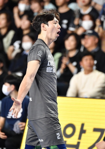 대한항공, 3년 연속 V리그 통합 우승·트레블·통산 4번째 챔피언 등극 '위업'...한선수는 MVP