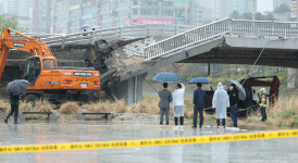 [포토] 갑자기 폭삭…분당 정자동 교량 보행로 붕괴로 2명 사상