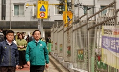 [포토] 유시장, 어린이 보호구역 시설물 점검