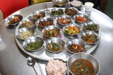 [양평 밥집 순흥식당 오경자씨] 17가지 엄마표 반찬…가격은 6000원입니다