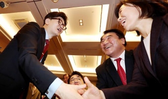 [포토] 인천지역구 당협위원장들과 악수하는 한동훈