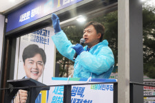 [4·10 총선] 김현정 후보, 선거운동 첫날 새벽버스 타고 평택역 앞 출정식