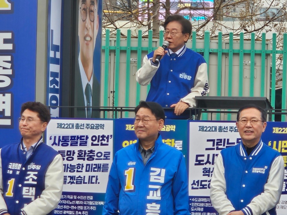 이재명 후보, 부평역 유세 중 방탄 유리와 온열 질환에 대응하는 모습展