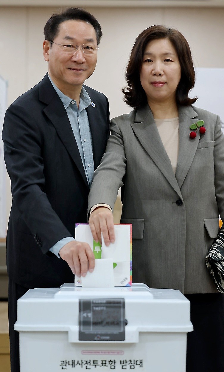 유정복 인천시장과 권영세 비상대책위원장, 대선 출마에 협력 의지로 악수