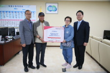 (주)데코페이브, 고양시 샘터3단지 경로당에 최신 가전제품 기부...기업의 사회적 책임 실천