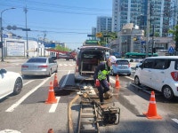 수원 신매탄사거리 하수구 맨홀 작업…운전자 주의 당부