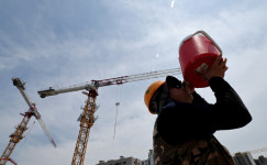 때이른 불볕 더위…공사장 휴식은 권고뿐