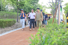 이현재 하남시장, 시민들과 맨발 걷기…미사숲공원·창우 황톳길 2곳 개장