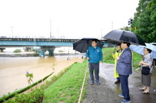 김경일 파주시장, 홍수 피해 현장 점검 및 이재민 위로