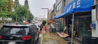 시흥 월곶동 일부 인도 불법 물건적치로 기능 상실